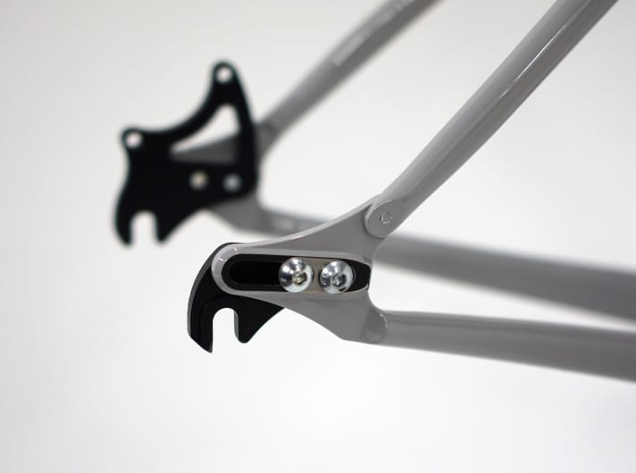   Nice dropouts for easy tensioning of the chain. Unfortunately in the colour silver. Quickly to the anodiser and have it recoloured. The 20 euros are well invested. Black is a better colour.