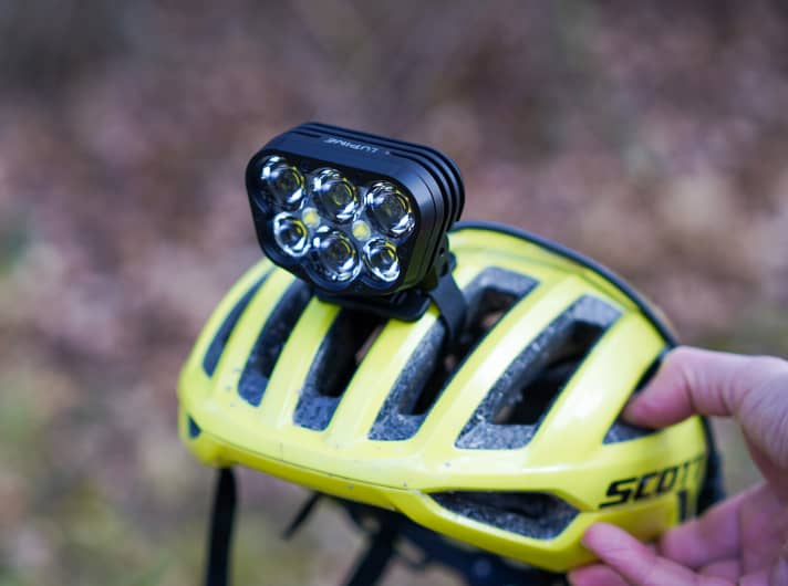   For legal reasons, the Alpha can only be sold in Germany with a helmet holder, which is anything but functional for such a heavy lamp. Fortunately, the handlebar clamp for the international version can be purchased separately.