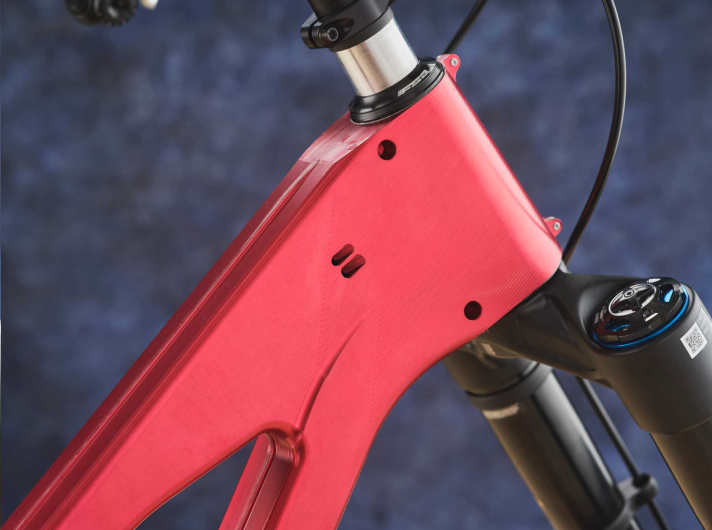 The main frame of the Aper KOMPace Enduro is created on the CNC milling machine from two shells, which are then glued together.