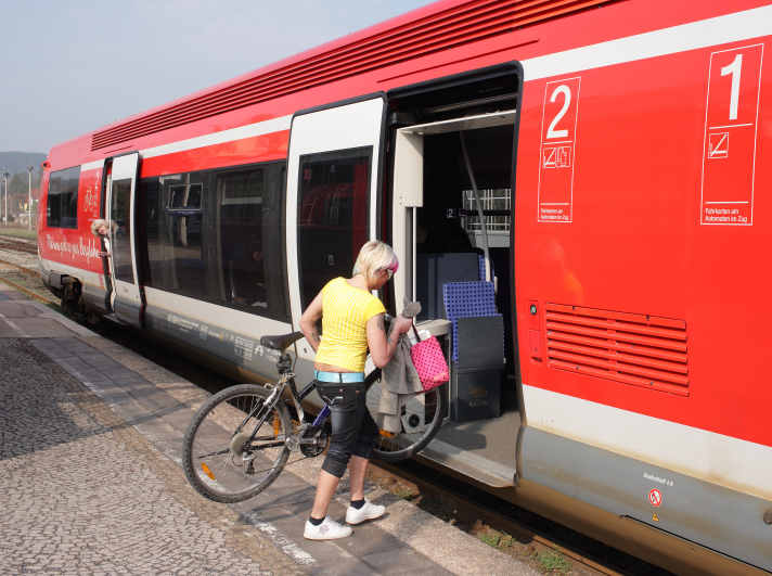 Les compartiments pour vélos sont souvent situés à l'avant et à l'arrière du train. Il n'y a pas beaucoup de monde et on est tranquille pour monter à bord.