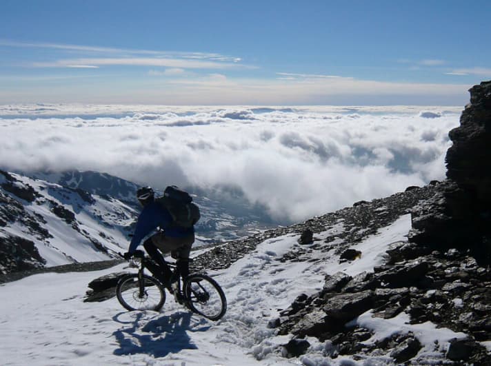   Mit der Fähre nach Spanien übergesetzt: „Der sonst staubtrockene Süden Spaniens ist im Mai saftig grün. Doch die Gemütlichkeit hat bald ein Ende: Die Überquerung der Sierra Nevada hält Ende Mai noch einige Überraschungen bereit.