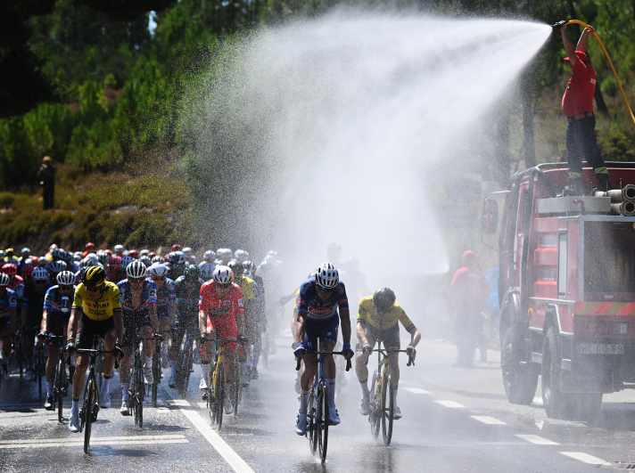 Abkühlung für die Fahrer durch die Feuerwehr bei heißen Temperaturen