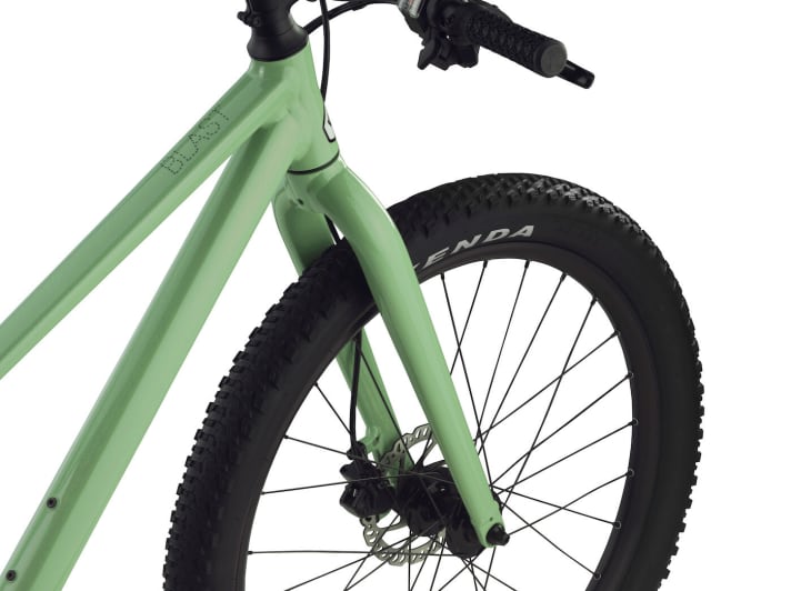The aluminium rigid fork saves almost a kilo compared to a suspension fork.