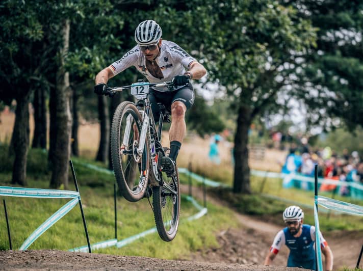 Luca Schwarzbauer gilt als kompletter Biker. Stark bergauf, technisch versiert – auch wenn es auf dem WM-Parcours ungewohnterweise über einen Kicker ging.