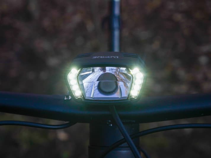 The daytime running light mode with ten glowing diodes on the side.