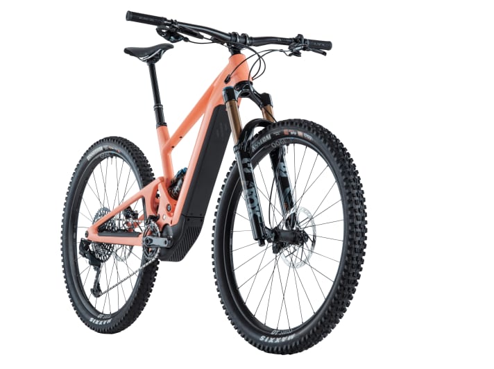 The Scor 4060 Z GX for 8999 euros. In addition to the salmon colour, it is also available with a brown clear coat over visible carbon.