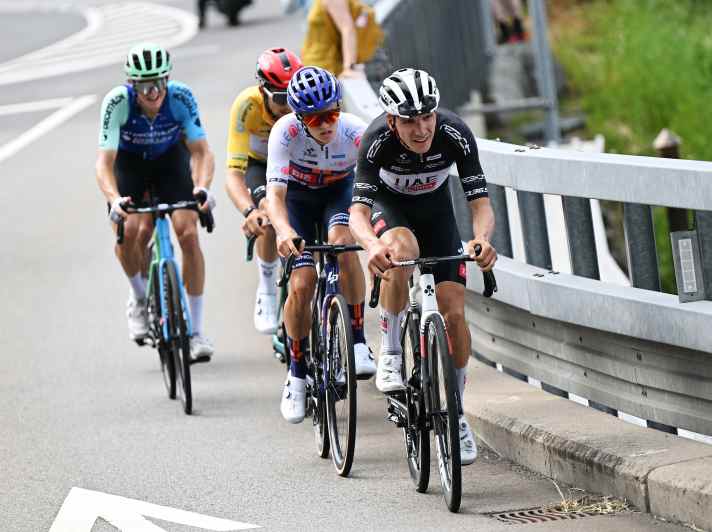 Le groupe des favoris dans la montée finale vers Emmetten