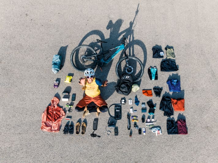 Sabine's packing list is long. The contents of her rucksack weigh a total of 9 kilos.