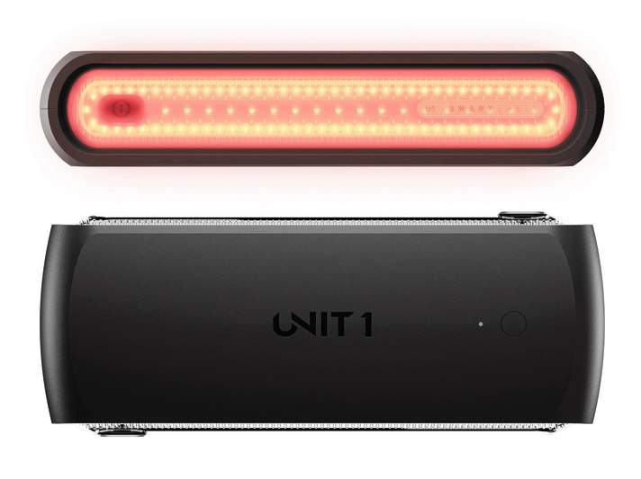 La lampe intelligente est alimentée par un chargeur élégant et fait office de lampe avant ou arrière en un seul appareil.