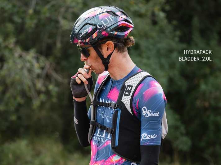 Bis zu 2 Liter passen in die Weste