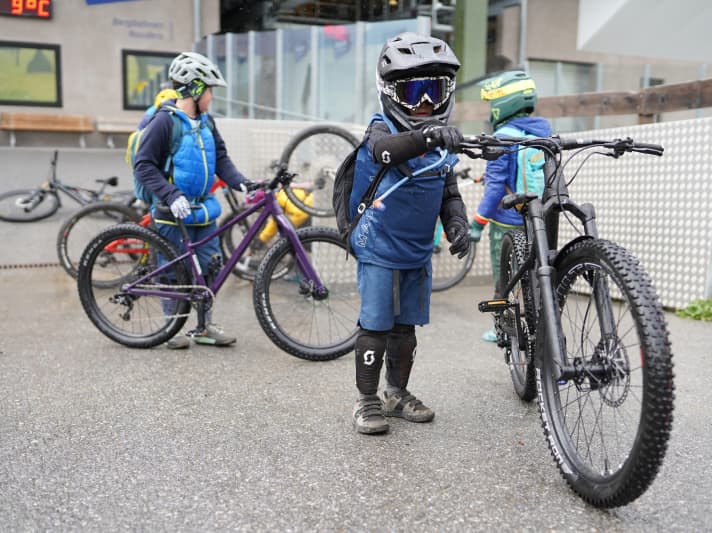 In den Kinder-Schuhen von Five Ten und mit Handschuhen von 100% macht Felix auch beim Bike-Wash eine gute Figur.