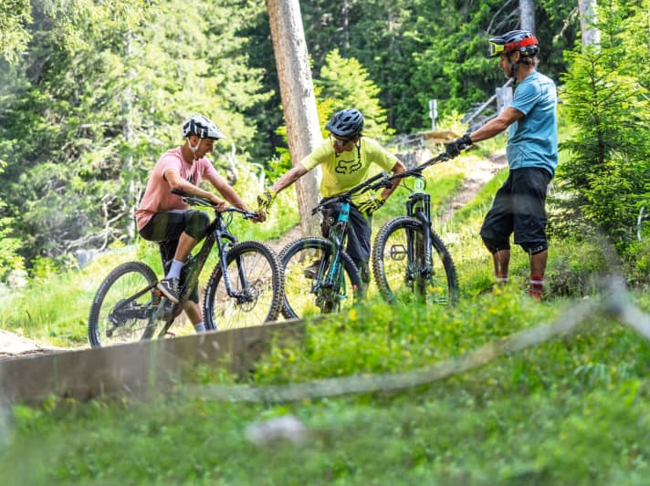   Vier Tester fuhren die Räder auf der Singletrail-Abfahrt Supernatural im Bikepark Serfaus-Fiss-Ladis mit engen Kurven, Geländesprüngen, Anliegern. Wie viele Enduro-Gene in den Trailbikes stecken, testeten wir auf dem zornigen Downhill-Track Hill Bill mit Wurzeln, Stufen, Drops. Auf den gewellten Trails an der Isar musste die Bike-Gattung zeigen, wofür sie eigentlich konzipiert ist: spritziges Trailsurfen, blitzartige Beschleunigung, Spielereien und Rumgejibbe.