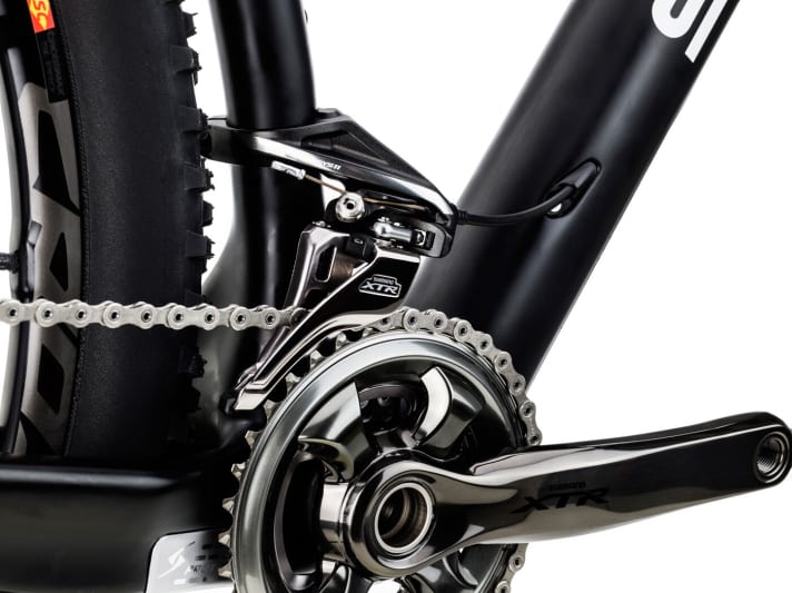   For the new Side Swing Shimano front derailleurs, the pull ideally comes from the front - as here in the new Simplon Razorblade 29.