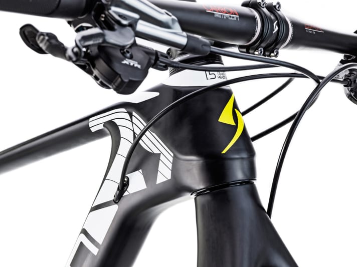   The cables disappear inside the frame in the massive head tube area of the Razorblade 29.