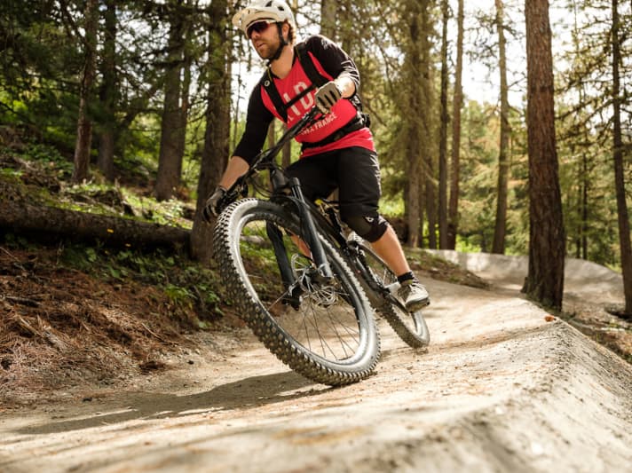   The Sunnegga flow trail has been completely redesigned. You will look in vain for natural root passages or forest floor, and the crushed sand piste is primarily intended to appeal to beginners.