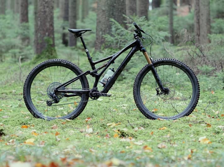   Few bikes are as legendary as the Specialized Stumpjumper. As the first mountain bike ever produced in series, the "Stumpy" made history. However, the latest Stumpjumper S-Works has nothing in common with its ancestors. Like the Stoll, the <a href="https://www.bike-magazin.de/mtb_news/mtb_neuheiten/neuheiten-2021-specialized-stumpjumper" target="_blank" rel="noopener noreferrer nofollow">2021 Stumpjumper</a> has 140 millimetres of travel on the fork, but weighs slightly more at 12.2 kilos. What effect does the weight difference have on the trail?