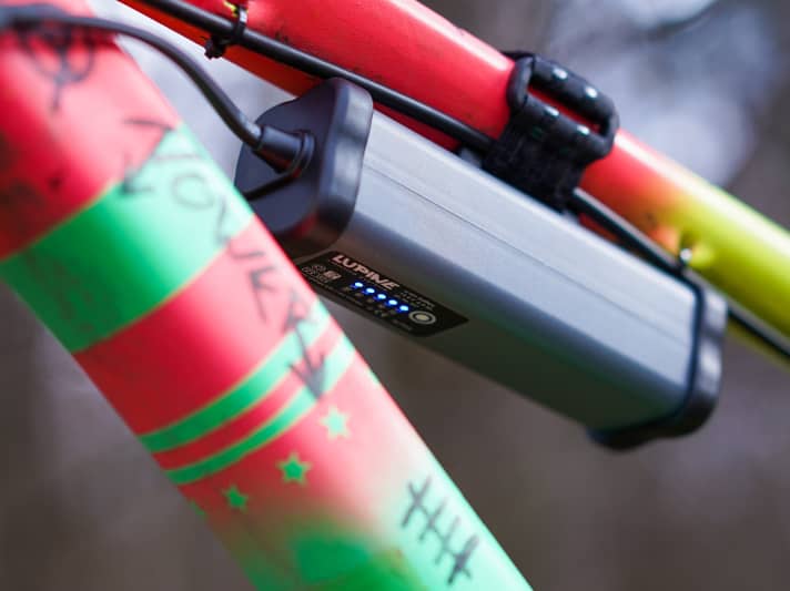   Powerbank: Der Akku hält je nach Modus zwischen 80 Minuten und 33 Stunden. Fünf Dioden zeigen bei Drücken der weißen Taste den Akku-Stand an.