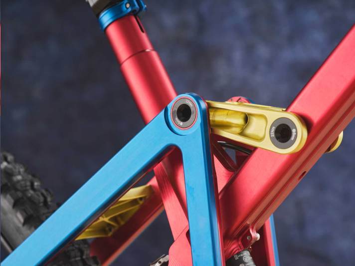 Sturdy aluminium and double rear bearings are designed to make the Aper KOMPace particularly durable.