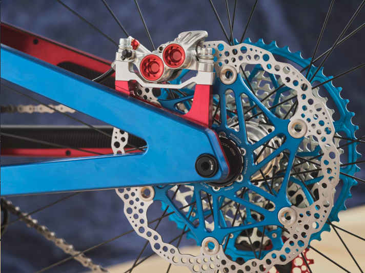 This show bike version of the Aper KOMPace also relies on milled parts for its equipment, for example from Hope in the UK.