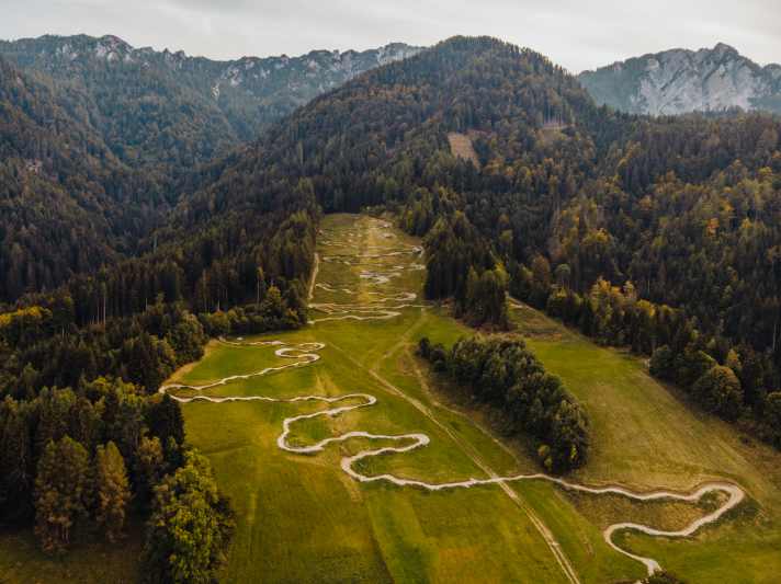 Flow trails, like here in Carinthia on Lake Faak, get a lot out of a slope. Without steep sections and rough obstacles, they are ideal for beginners. Nevertheless, the riding fun is not neglected.