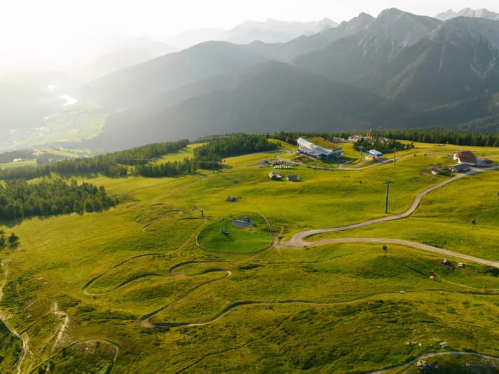 Für die Saison 2025 hat der Bikepark Kronplatz einige Neuerungen umgesetzt, die das Fahrerlebnis weiter verbessern sollen. Eine der wichtigsten Maßnahmen ist die Einführung einer einheitlichen Beschilderung für das gesamte Trailnetz.