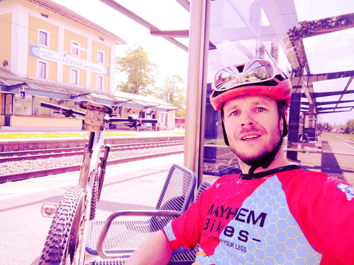 Exhausted but happy: mountain bike beginner Albert has made it and after three months of preparation has reached the finish line of his BIKE Mission 3000.