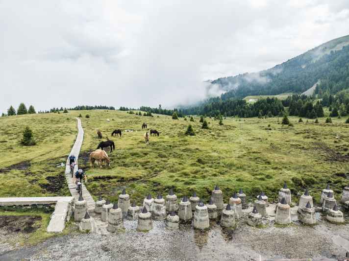 Einmal über den Holzweg und durch die Panzersperren auf dem Plamort.