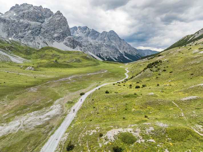 Epic landscapes like here at Döss Radond, on stage 4 from Lake Reschen to Bormio. But you have to fight hard for the view: from Laatsch, the ascent stretches from 950 to 2248 metres above sea level.