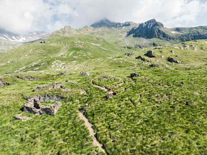 On stage 5, you descend 600 metres in altitude from Passo Gavia. Nothing to let your legs dangle. The descent is steep and technical, with even some pros pushing at the end.