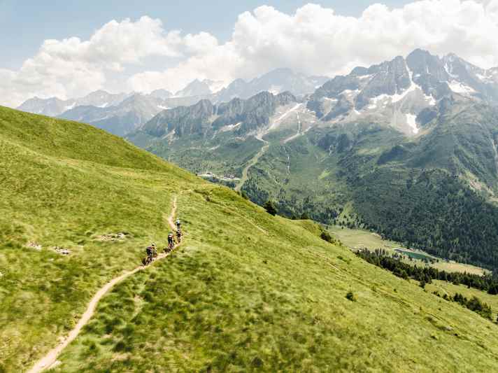 Epische Landschaften: eine der viele Zutaten, die die Faszination der BIKE Transalp ausmachen. Wie hier auf der Königs-Etappe 5 von Bormio nach Malé.