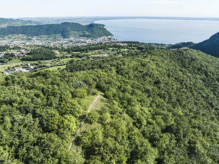 Eine Perspektive, die man am Gardasee nicht so oft hat. Nämlich vom Lumini-Trail in den Südflanken des Monte Baldo.