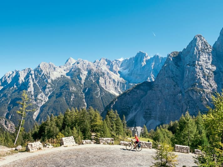 Passagen mit Kopfsteinpflaster ­erschweren die Bergauffahrt zum Vršič-Pass ­zusätzlich.