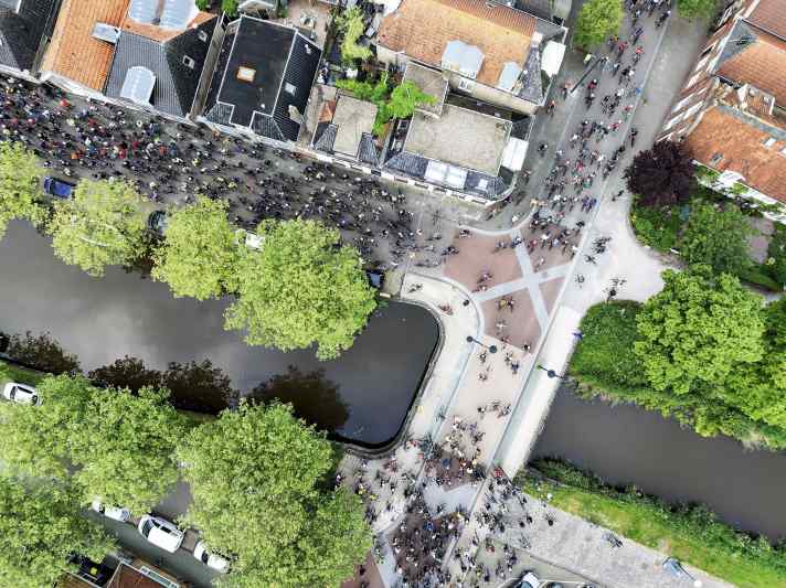 A Bolsward, la course débute à 5 heures du matin par groupes de 650 participants.
