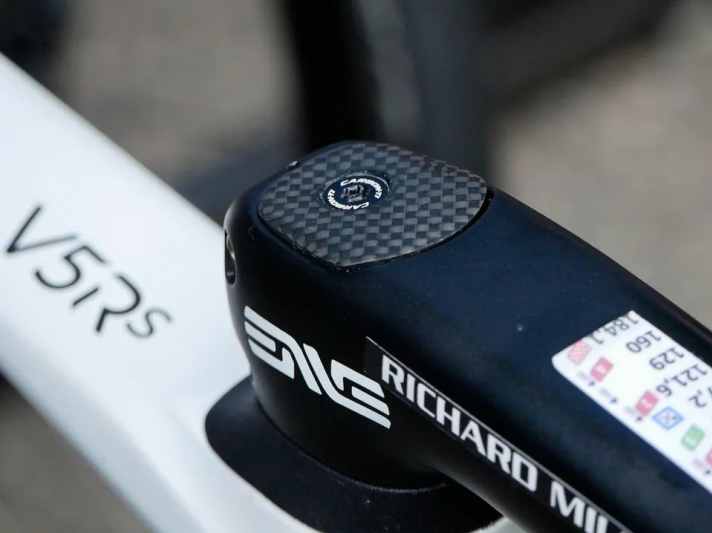 The tuning parts come from Carbon-Ti