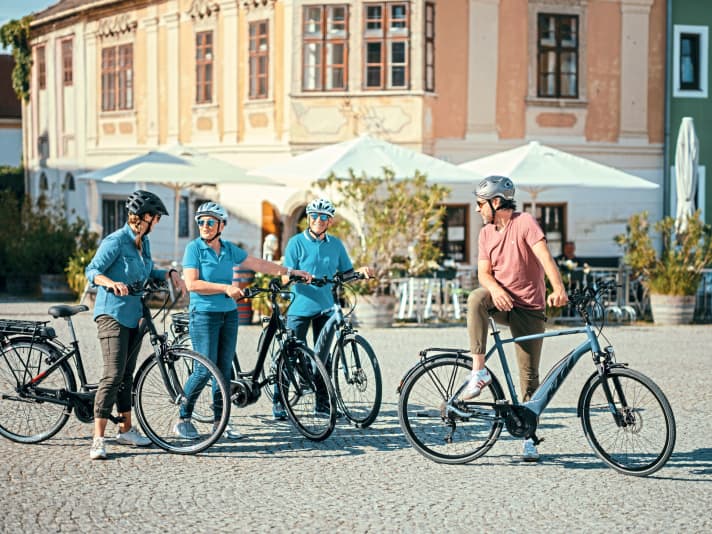 Rast in historischer Umgebung auf dem Rotweinradweg im Burgenland.
