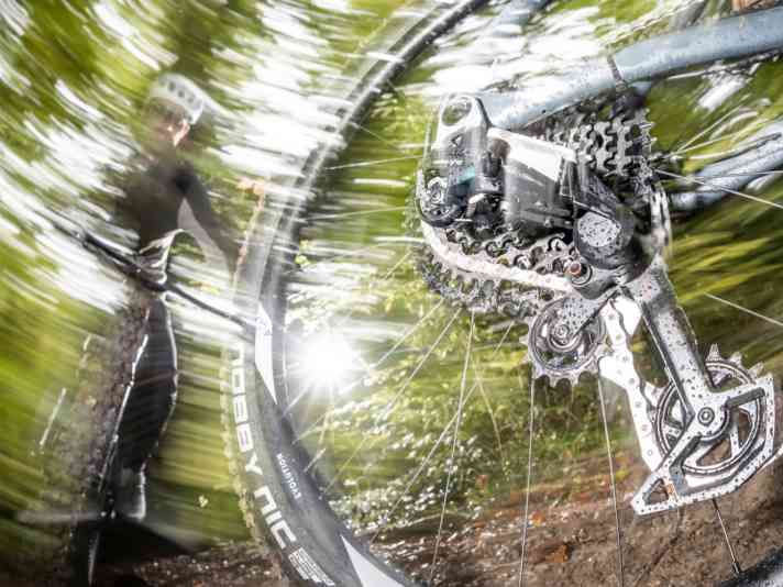 Von der Funktion der mechanischen Sram Schaltung waren wir im Test begeistert. Nur das schwere Gewicht hinterließ einen bitteren Beigeschmack. Das soll sich mit der SL-Variante ändern.