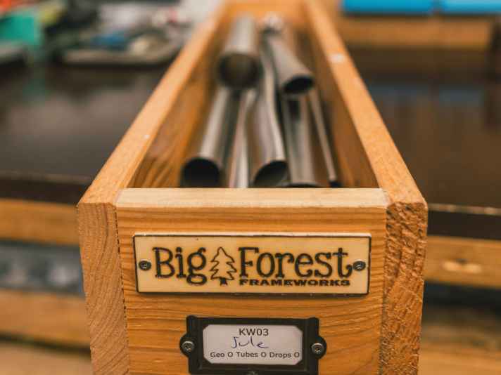 Rahmenbaukurs Tag 1: An jedem Arbeitsplatz stand ein langer Kasten aus Holz, der mit einem Namen markiert war. Darin: die für den jeweiligen Fahrradrahmen benötigten Hauptrohre.