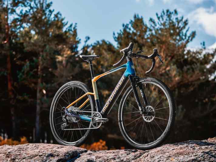 New in the Mondraker Dusty price range is the Rockshox suspension fork with 40 mm travel.