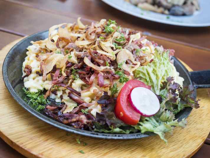 Hearty cuisine with Swabian specialities can be found at the Speckwirt in Freudenstadt. Afterwards, it's time to relax before setting off again the next day.