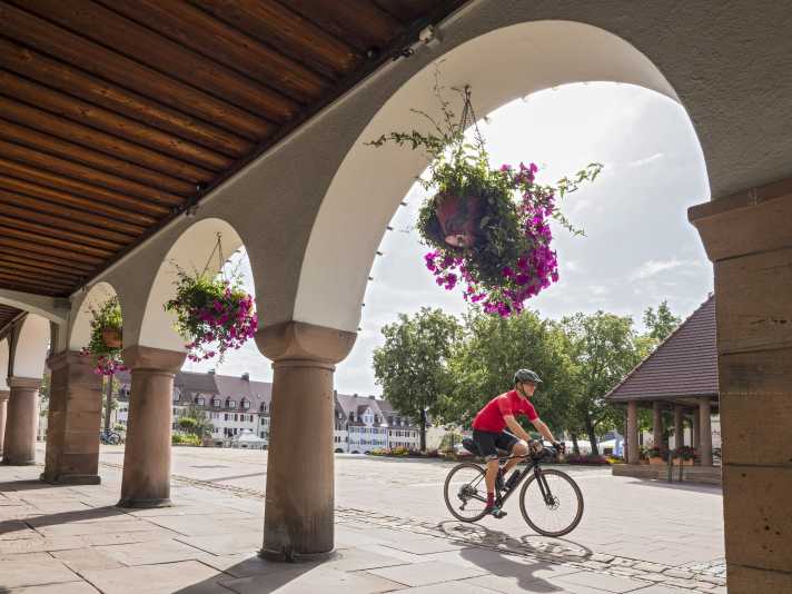 The centre of Freudenstadt is the largest enclosed market square in Germany, measuring 219 x 216 metres. From there, you can explore the surrounding countryside on a dense network of cycle routes. The Kneipp spa town offers plenty of opportunities to relax afterwards