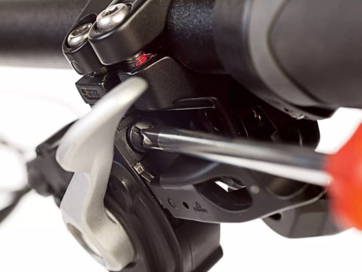 With Shimano shifters, open the screw between the two levers. The old shift cable can then be easily removed and the new one inserted. Caution: Here too, the gear lever must be in the heaviest gear, but it does not have to be removed from the handlebars.