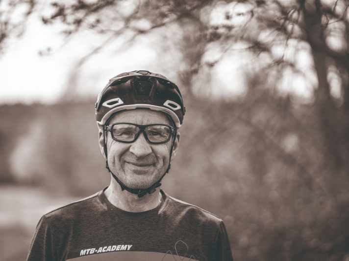 Fahrtechnik-Spezialist Stefan Herrmann: “Frauen neigen dazu, bergab zu hecklastig im Bike zu stehen.”