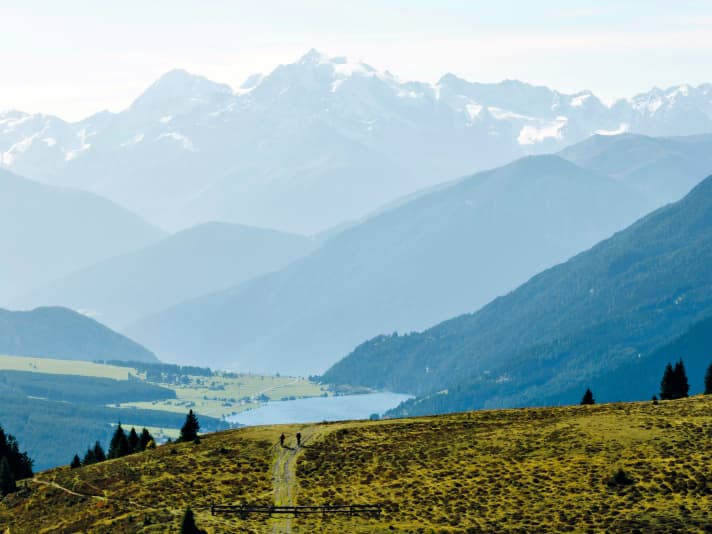 From Nauders, you could simply roll over to Val Müstair on the road. But the diversions via Plamort-Höhe is nicer.