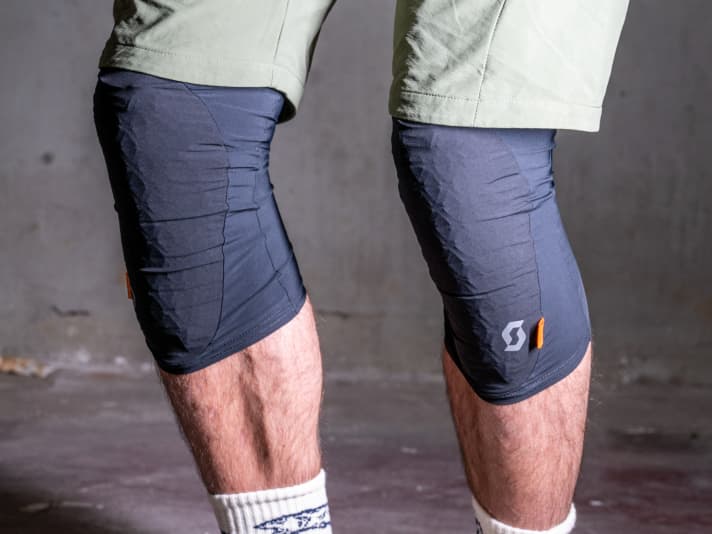 Leicht und luftig aber auch etwas rutschig. Am besten fixiert man den Scott Soldier unter dem Bund der Bibshort