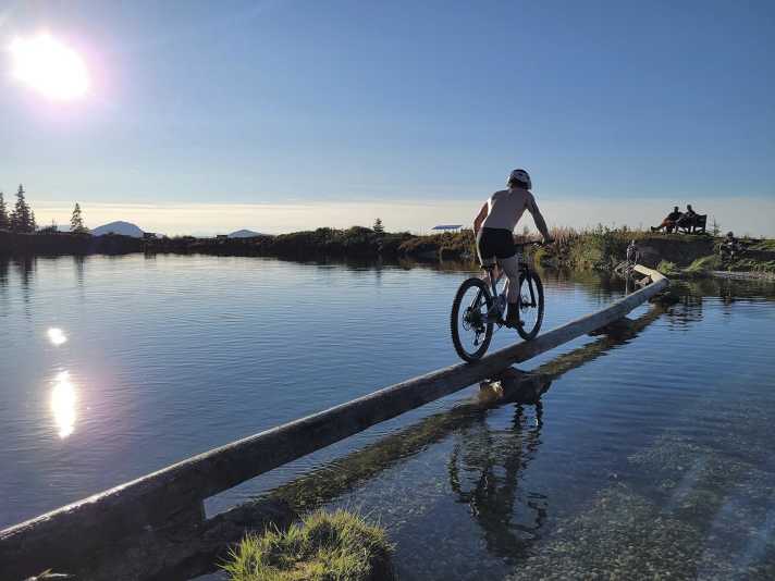 Max Fuchs balanciert über einen See bei Kirchberg in Tirol. Auf dem Foto war er noch trocken ...