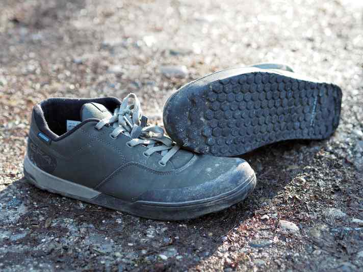 Shimano GF600 flat shoes with solid heel and toe protection