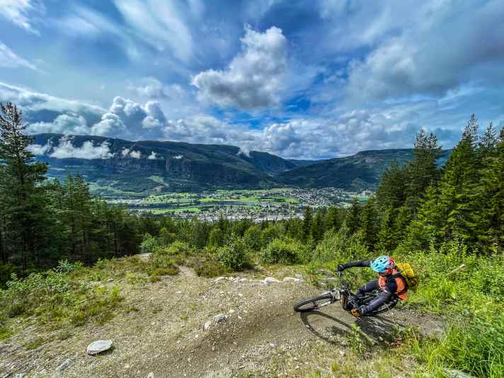 No lift, but maximum uphill flow! Especially with an e-MTB - which you can also hire on site.