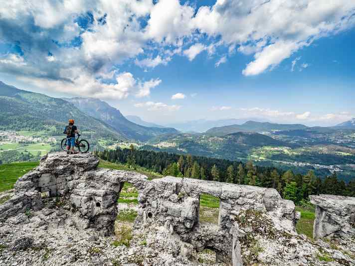 Once again Trentino, once again an area on the old front line from the First World War: classic tours on the Alpe Cimbra.