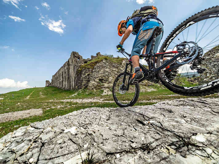 7 Militärforts verbindet die große Runde über die Alpe Cimbra.