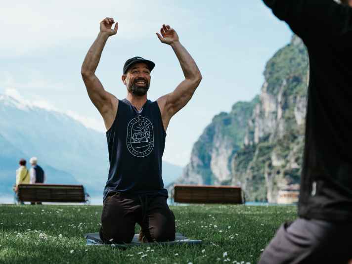 Timo Pritzel: die Legende im Dirtparcours gibt in Leogang Yoga-Sessions für mehr Geschmeidigkeit auf dem Bike.